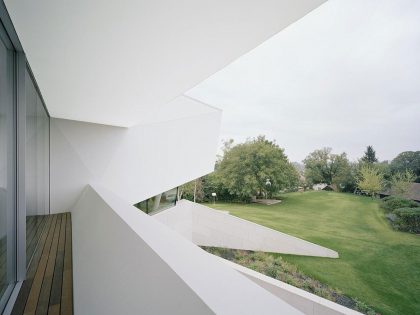 A Futuristic Modern White Home with Sleek and Stunning Views in Vienna by Project A01 Architects (6)