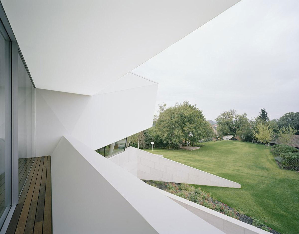 A Futuristic Modern White Home with Sleek and Stunning Views in Vienna by Project A01 Architects (6)