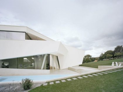 A Futuristic Modern White Home with Sleek and Stunning Views in Vienna by Project A01 Architects (8)