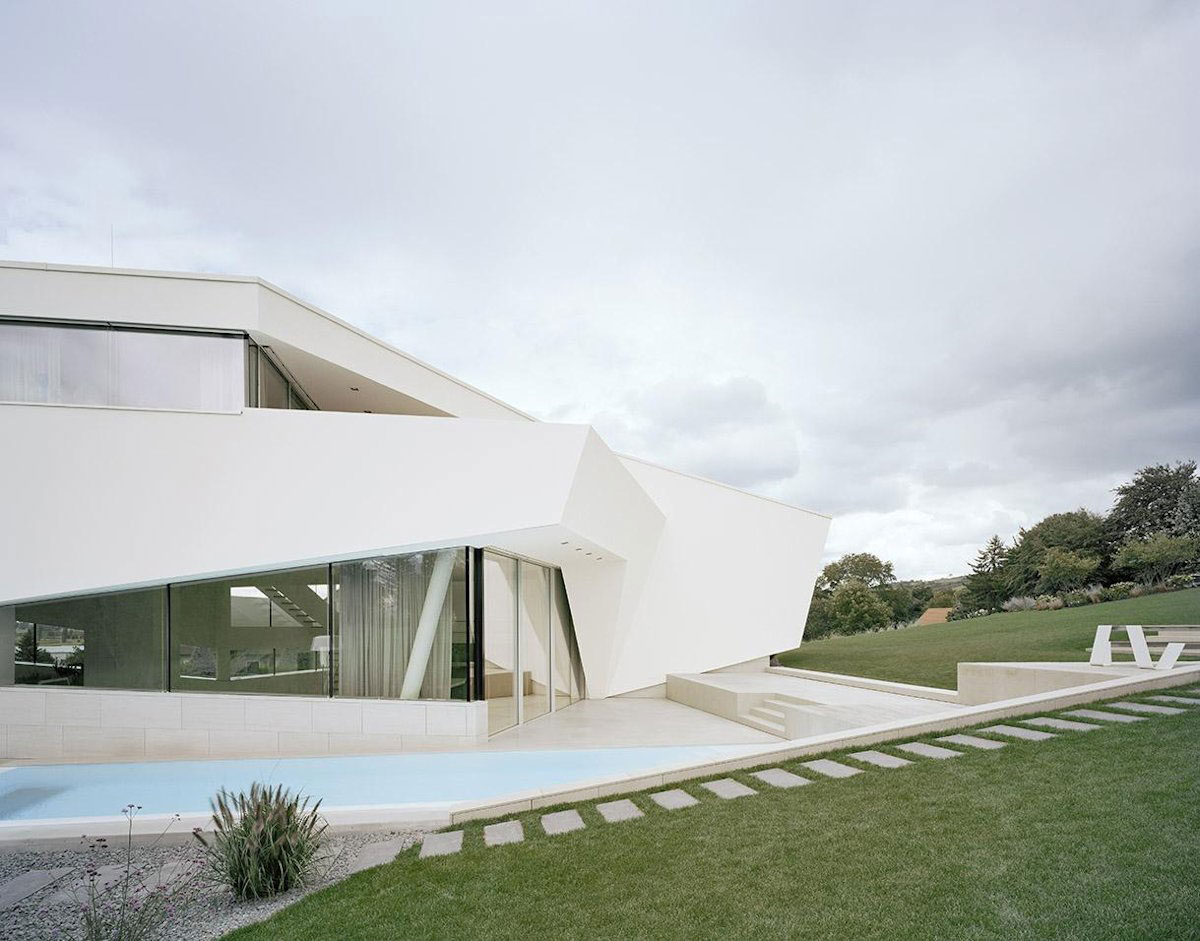 A Futuristic Modern White Home with Sleek and Stunning Views in Vienna by Project A01 Architects (8)
