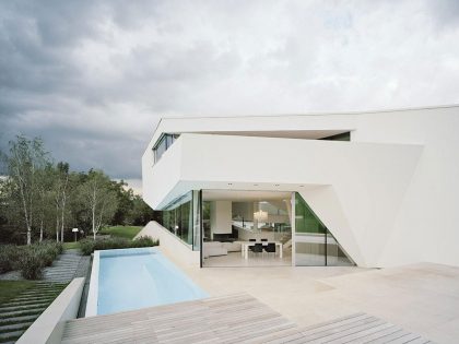 A Futuristic Modern White Home with Sleek and Stunning Views in Vienna by Project A01 Architects (9)