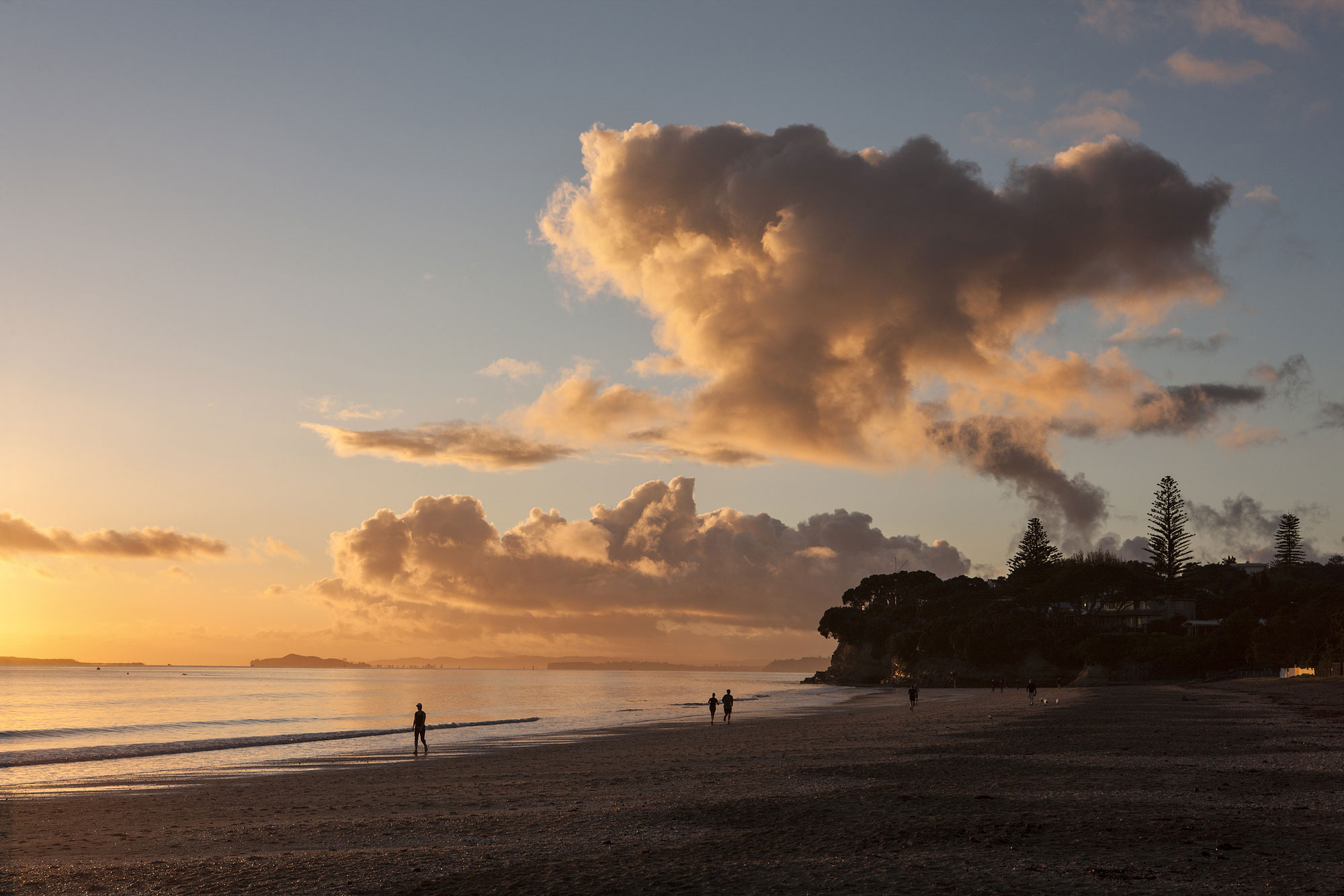 A Geometric Modern Beachfront Home Composed of Three Separate Structures in New Zealand by Athfield Architects (34)