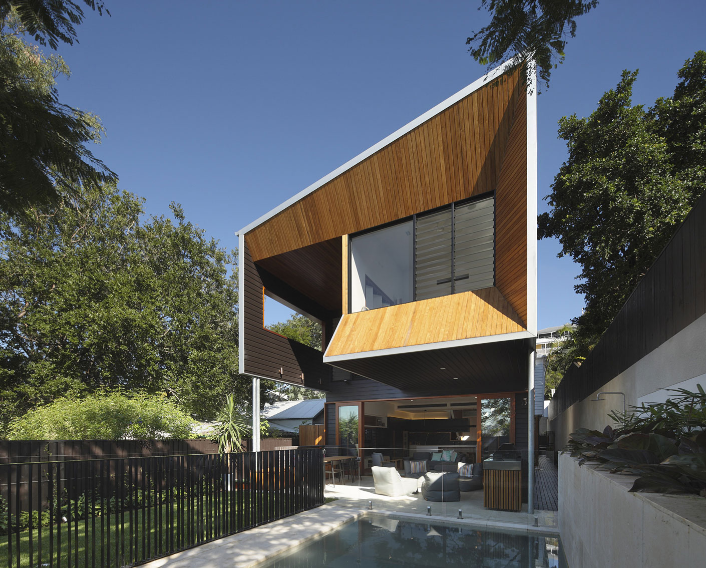 A Gorgeous Modern Home with Warm and Dynamic Interiors in Paddington, Australia by Shaun Lockyer Architects (1)