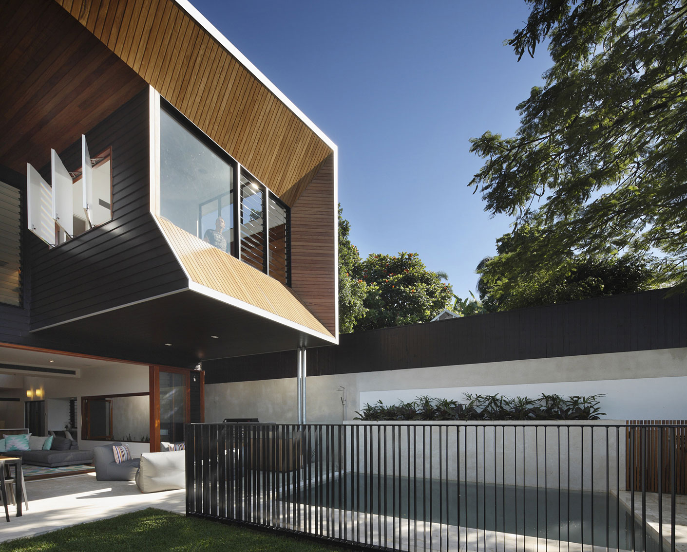 A Gorgeous Modern Home with Warm and Dynamic Interiors in Paddington, Australia by Shaun Lockyer Architects (2)