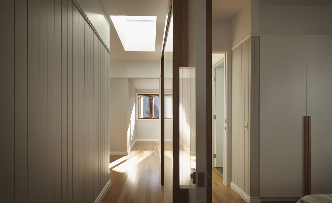 A Gorgeous Modern Home with Warm and Dynamic Interiors in Paddington, Australia by Shaun Lockyer Architects (21)