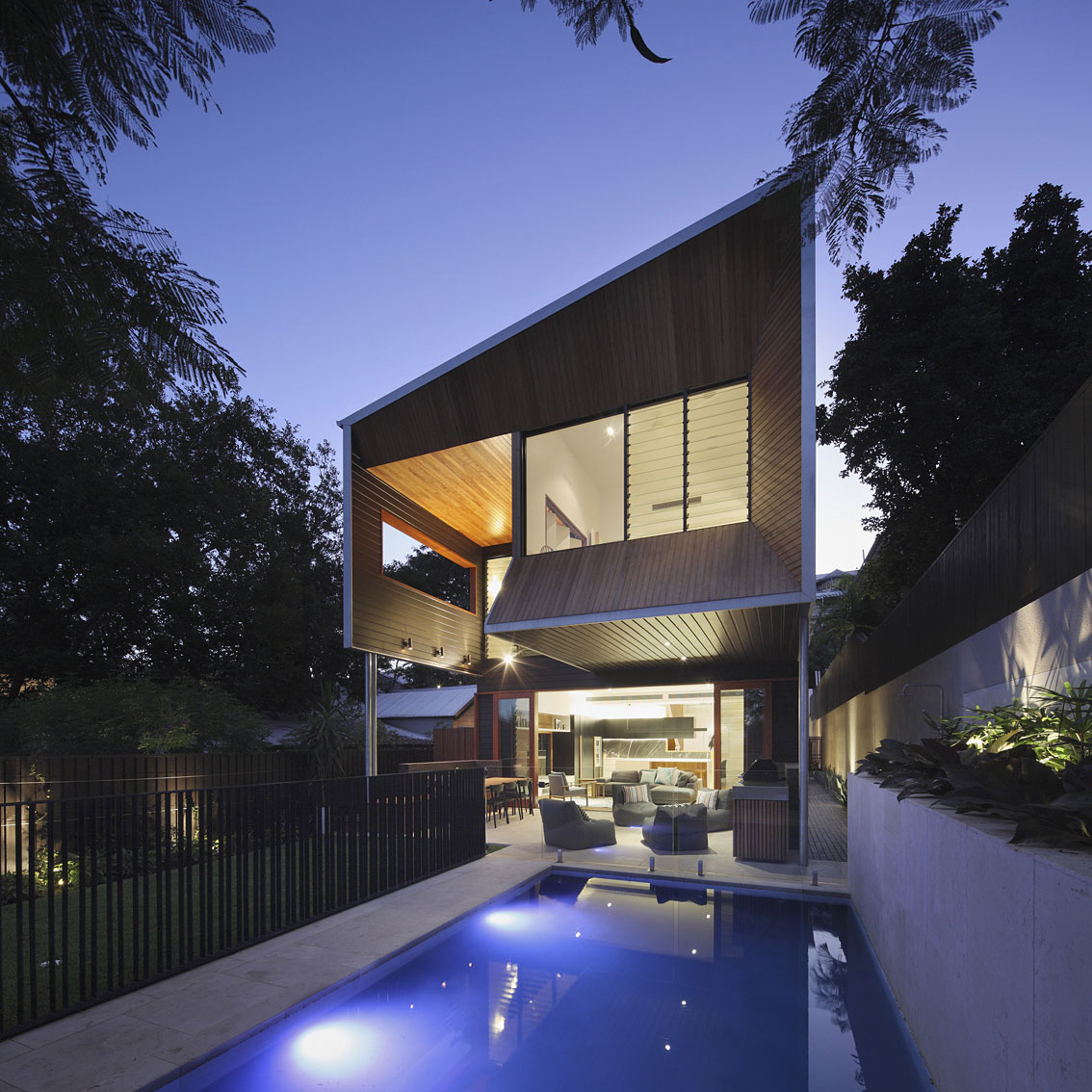 A Gorgeous Modern Home with Warm and Dynamic Interiors in Paddington, Australia by Shaun Lockyer Architects (24)