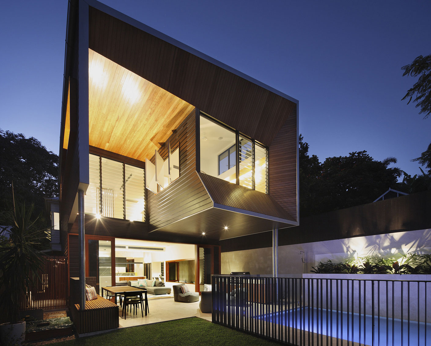 A Gorgeous Modern Home with Warm and Dynamic Interiors in Paddington, Australia by Shaun Lockyer Architects (25)