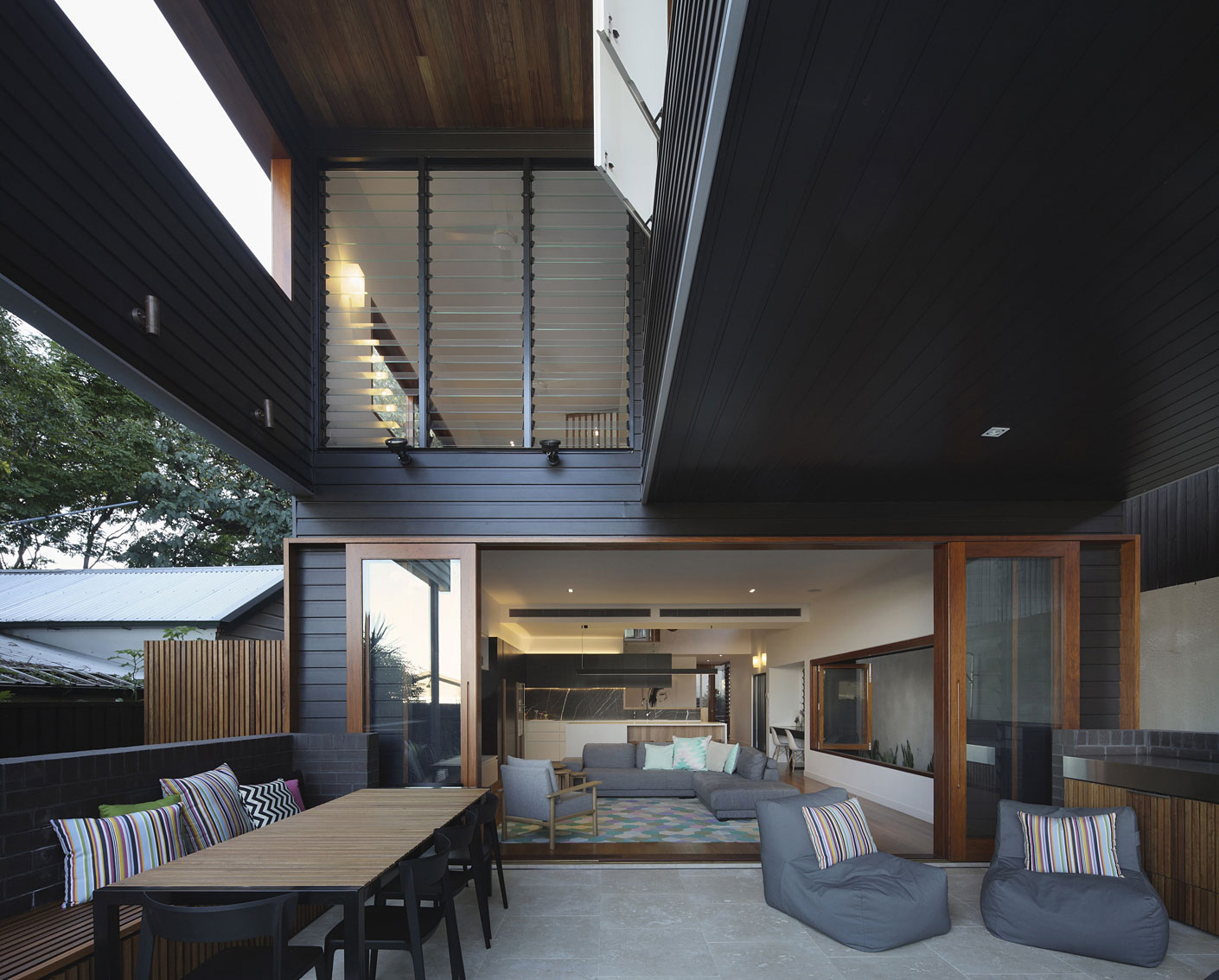 A Gorgeous Modern Home with Warm and Dynamic Interiors in Paddington, Australia by Shaun Lockyer Architects (4)