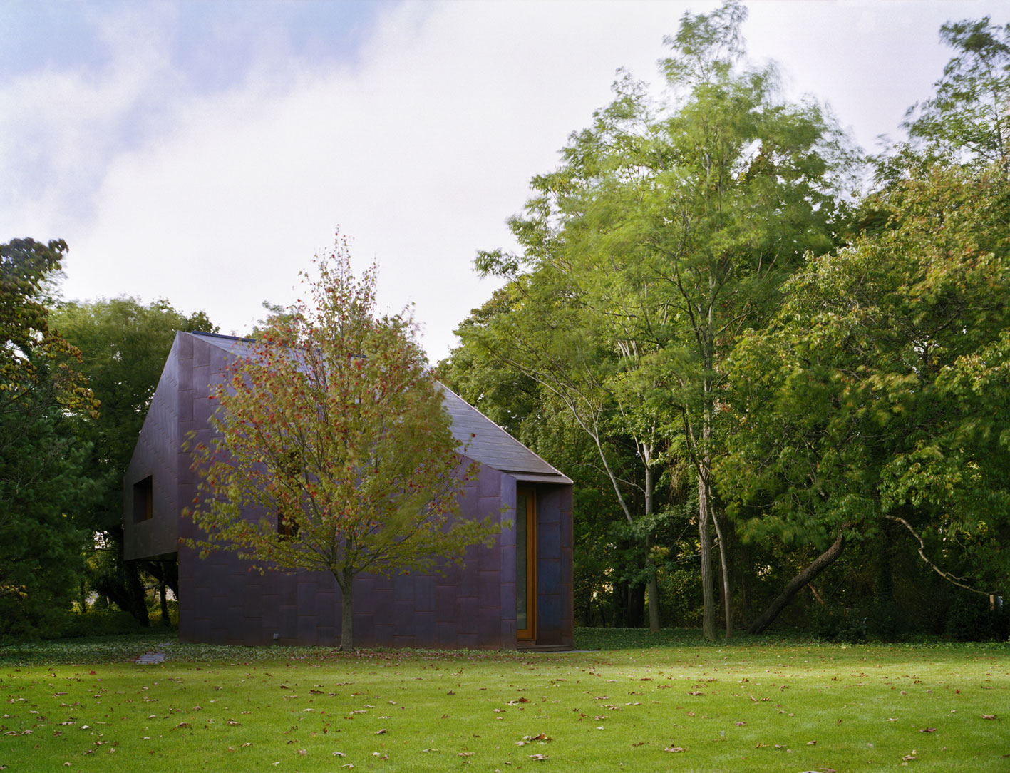 A Home with Stylish Library and Writing Studio for an Architectural Historian in Bellport by Andrew Berman Architect (2)