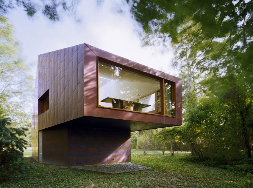 A Home with Stylish Library and Writing Studio for an Architectural Historian in Bellport by Andrew Berman Architect (3)