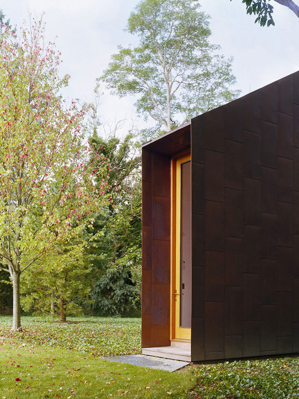 A Home with Stylish Library and Writing Studio for an Architectural Historian in Bellport by Andrew Berman Architect (5)