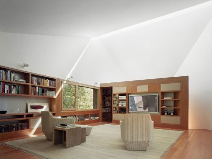 A Home with Stylish Library and Writing Studio for an Architectural Historian in Bellport by Andrew Berman Architect (6)