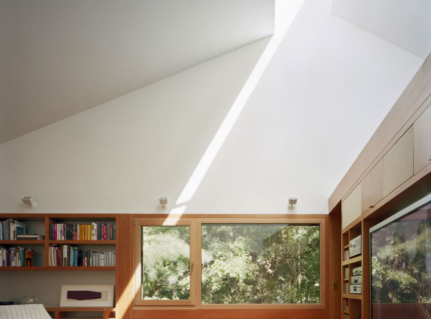 A Home with Stylish Library and Writing Studio for an Architectural Historian in Bellport by Andrew Berman Architect (8)