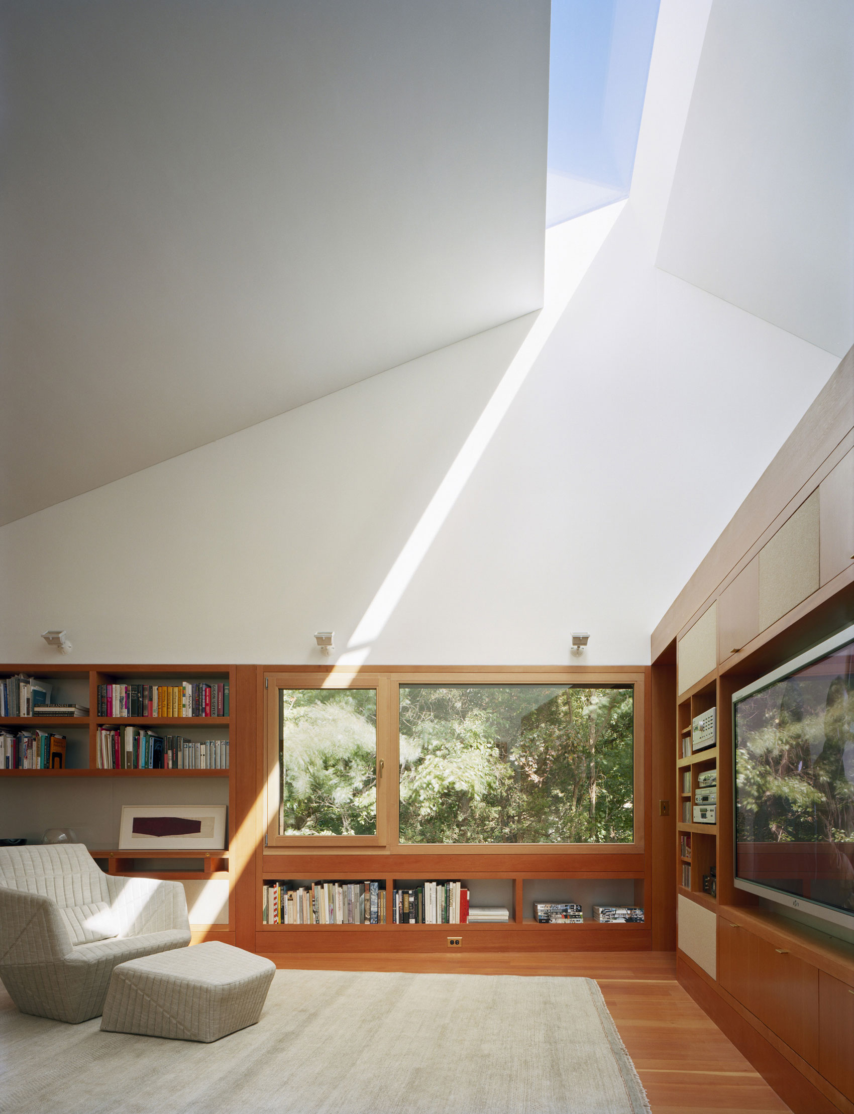 A Home with Stylish Library and Writing Studio for an Architectural Historian in Bellport by Andrew Berman Architect (8)