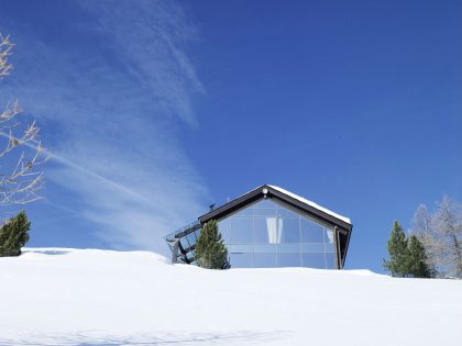 A Lovely Contemporary Cottage Surrounded by Dense Forest with Snowy Mountains of Cesana Torinese by CON3STUDIO (1)