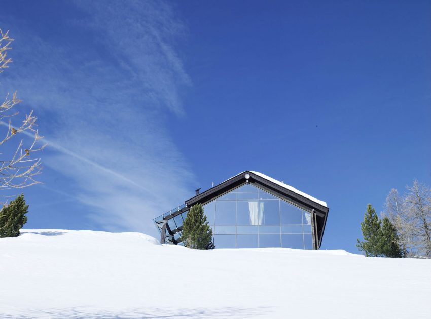 A Lovely Contemporary Cottage Surrounded by Dense Forest with Snowy Mountains of Cesana Torinese by CON3STUDIO (1)