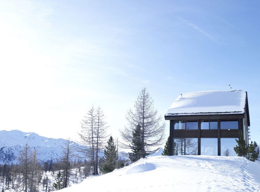 A Lovely Contemporary Cottage Surrounded by Dense Forest with Snowy Mountains of Cesana Torinese by CON3STUDIO (2)