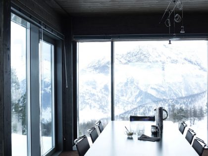 A Lovely Contemporary Cottage Surrounded by Dense Forest with Snowy Mountains of Cesana Torinese by CON3STUDIO (22)