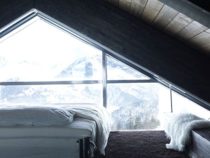 A Lovely Contemporary Cottage Surrounded by Dense Forest with Snowy Mountains of Cesana Torinese by CON3STUDIO (24)