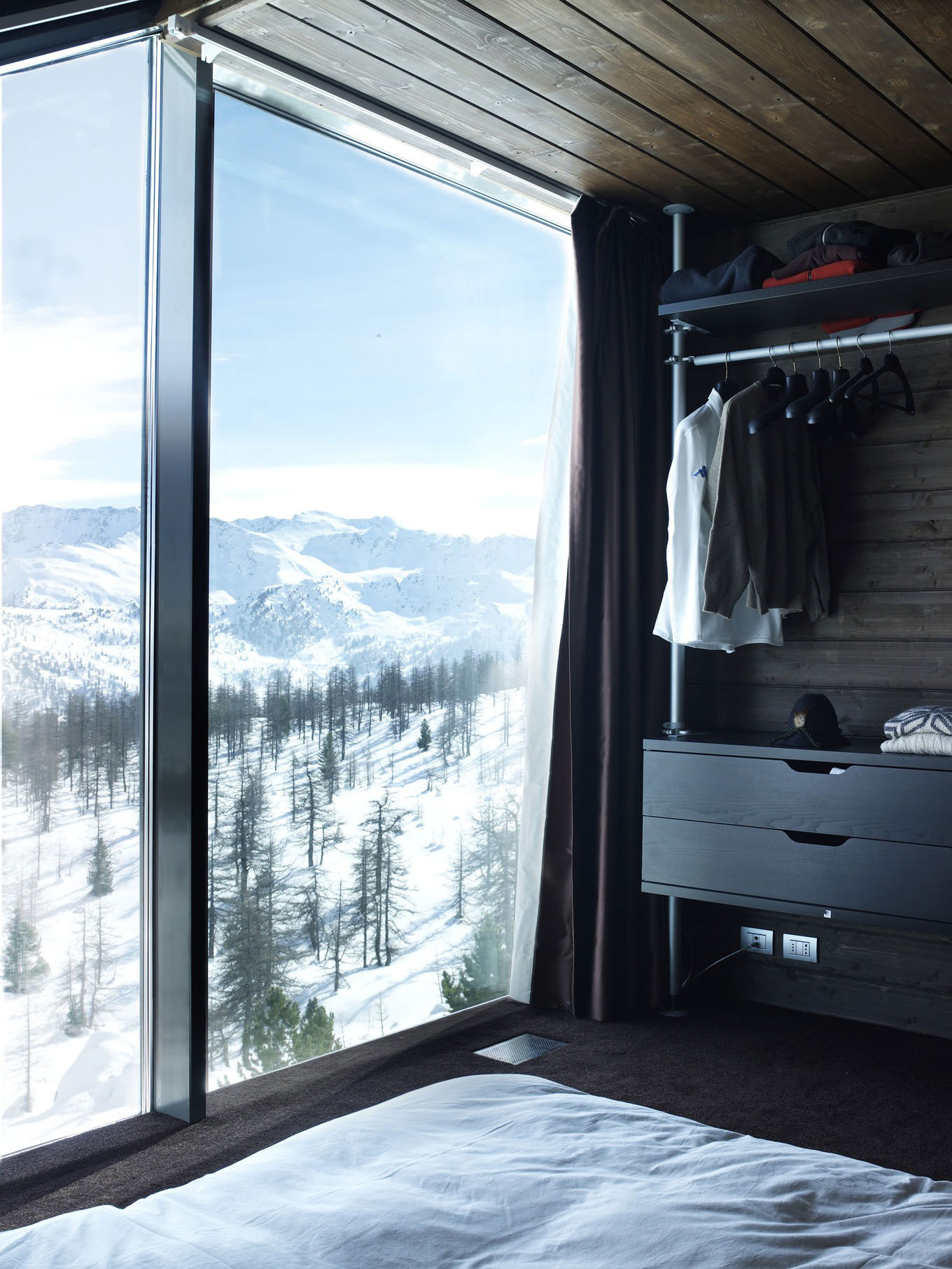 A Lovely Contemporary Cottage Surrounded by Dense Forest with Snowy Mountains of Cesana Torinese by CON3STUDIO (25)