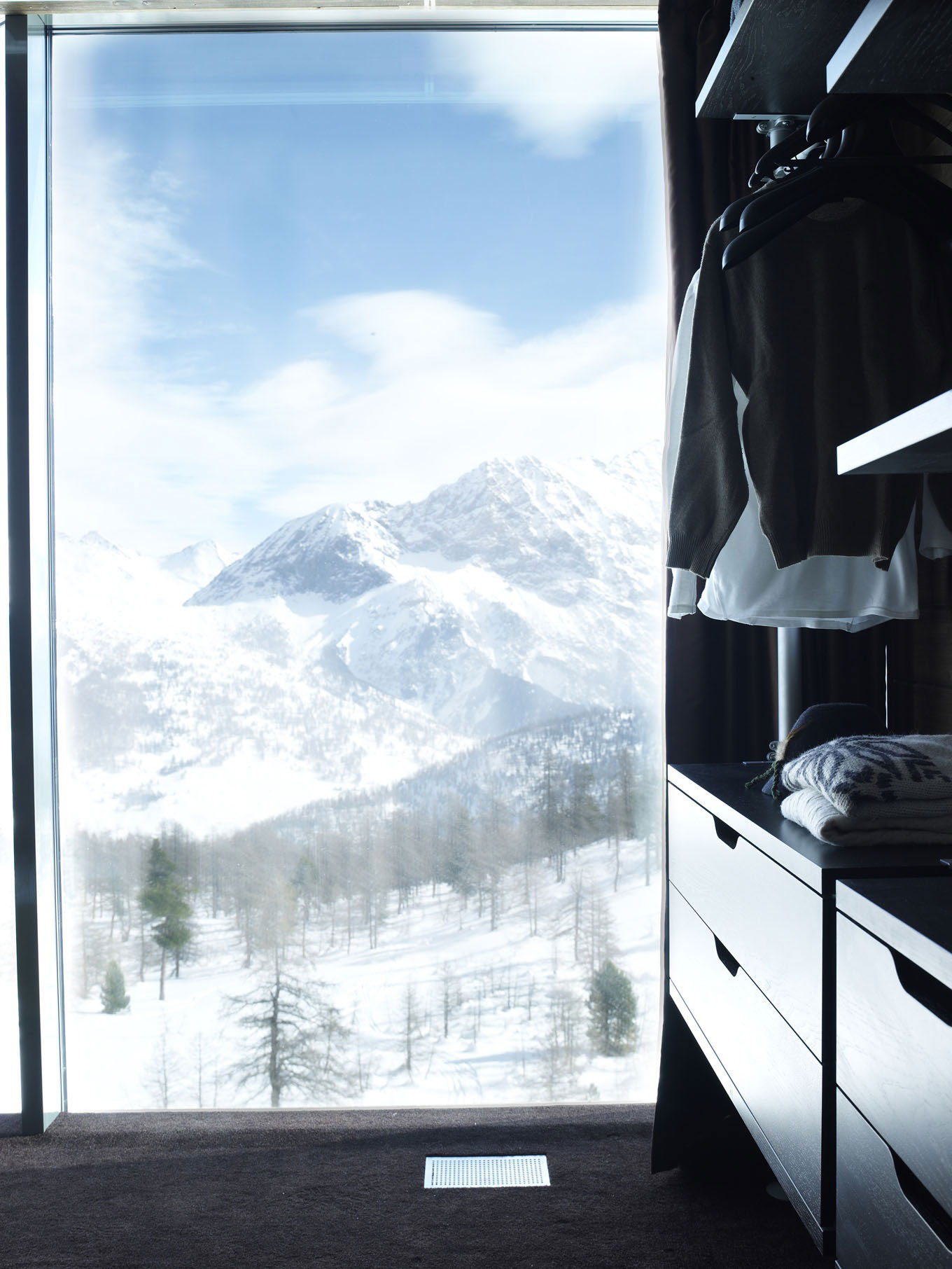 A Lovely Contemporary Cottage Surrounded by Dense Forest with Snowy Mountains of Cesana Torinese by CON3STUDIO (26)