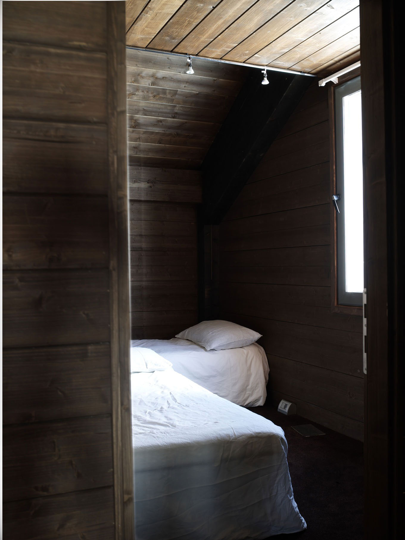 A Lovely Contemporary Cottage Surrounded by Dense Forest with Snowy Mountains of Cesana Torinese by CON3STUDIO (28)