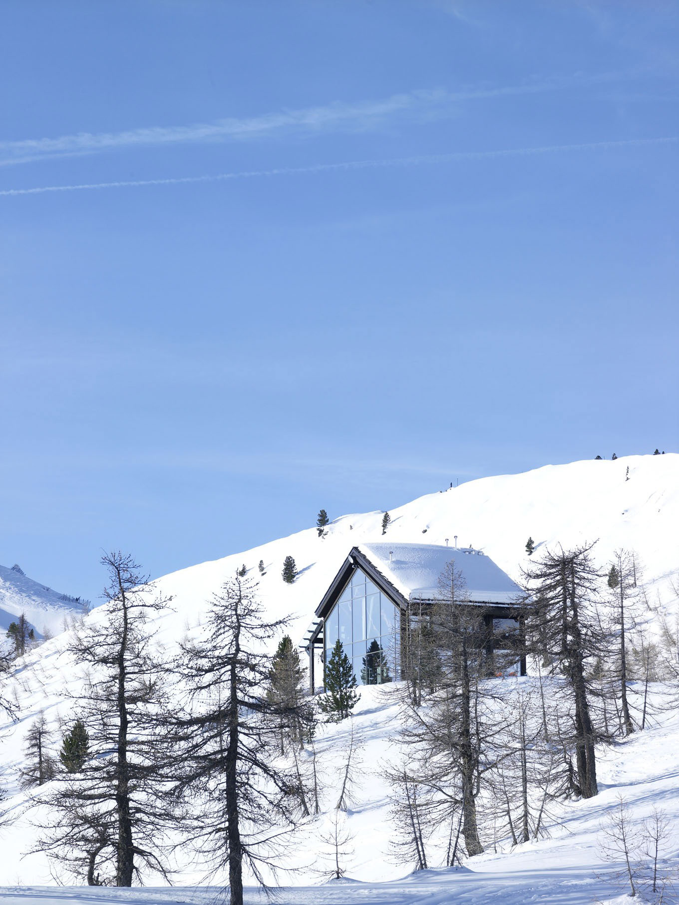 A Lovely Contemporary Cottage Surrounded by Dense Forest with Snowy Mountains of Cesana Torinese by CON3STUDIO (5)