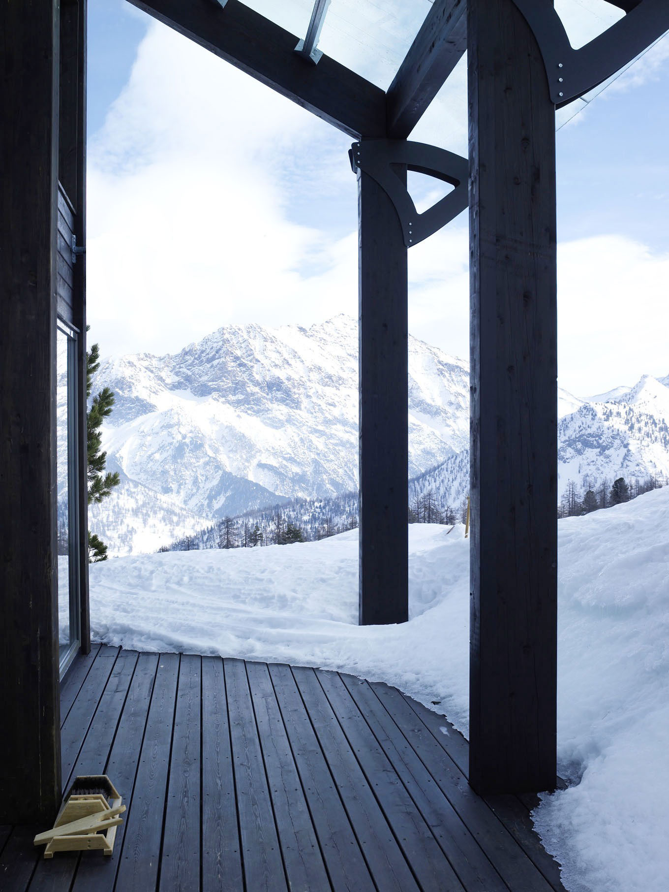 A Lovely Contemporary Cottage Surrounded by Dense Forest with Snowy Mountains of Cesana Torinese by CON3STUDIO (7)