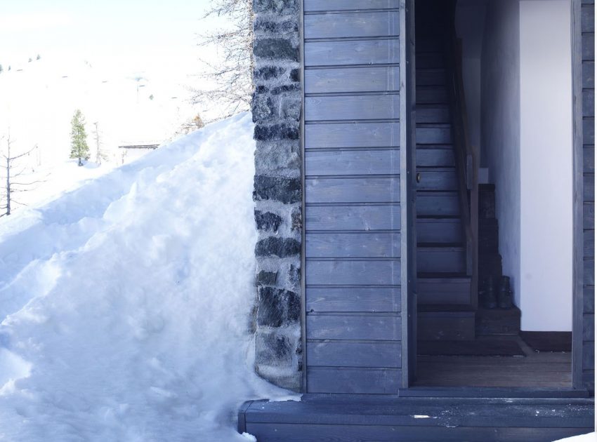 A Lovely Contemporary Cottage Surrounded by Dense Forest with Snowy Mountains of Cesana Torinese by CON3STUDIO (8)