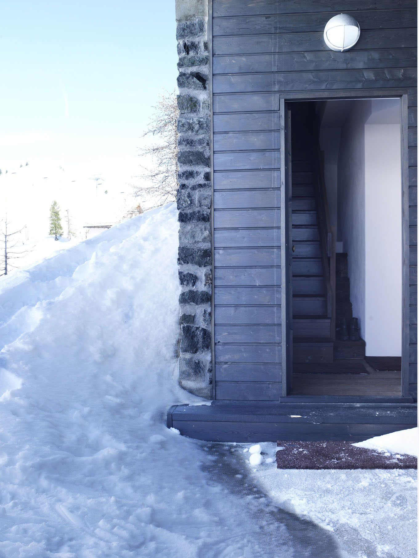 A Lovely Contemporary Cottage Surrounded by Dense Forest with Snowy Mountains of Cesana Torinese by CON3STUDIO (8)