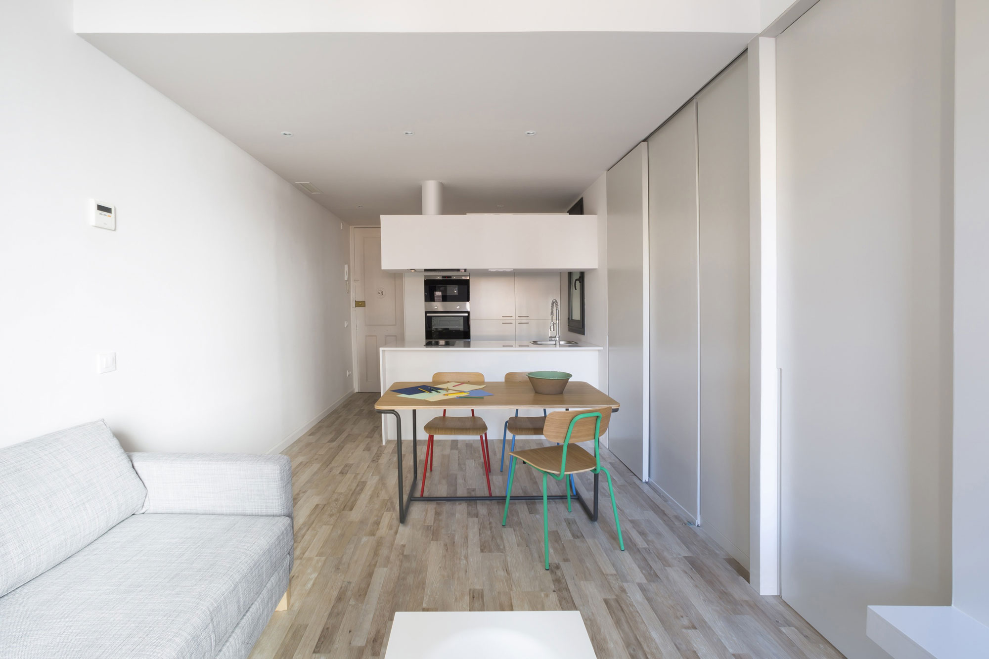 A Luminous Apartment with Clean and Fresh Interiors in Barcelona, Spain by Nook Architects (7)