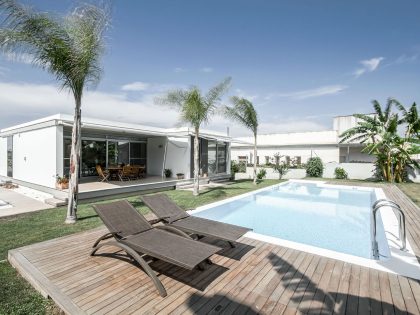A Luminous Contemporary House with a Huge Pool in La Cañada