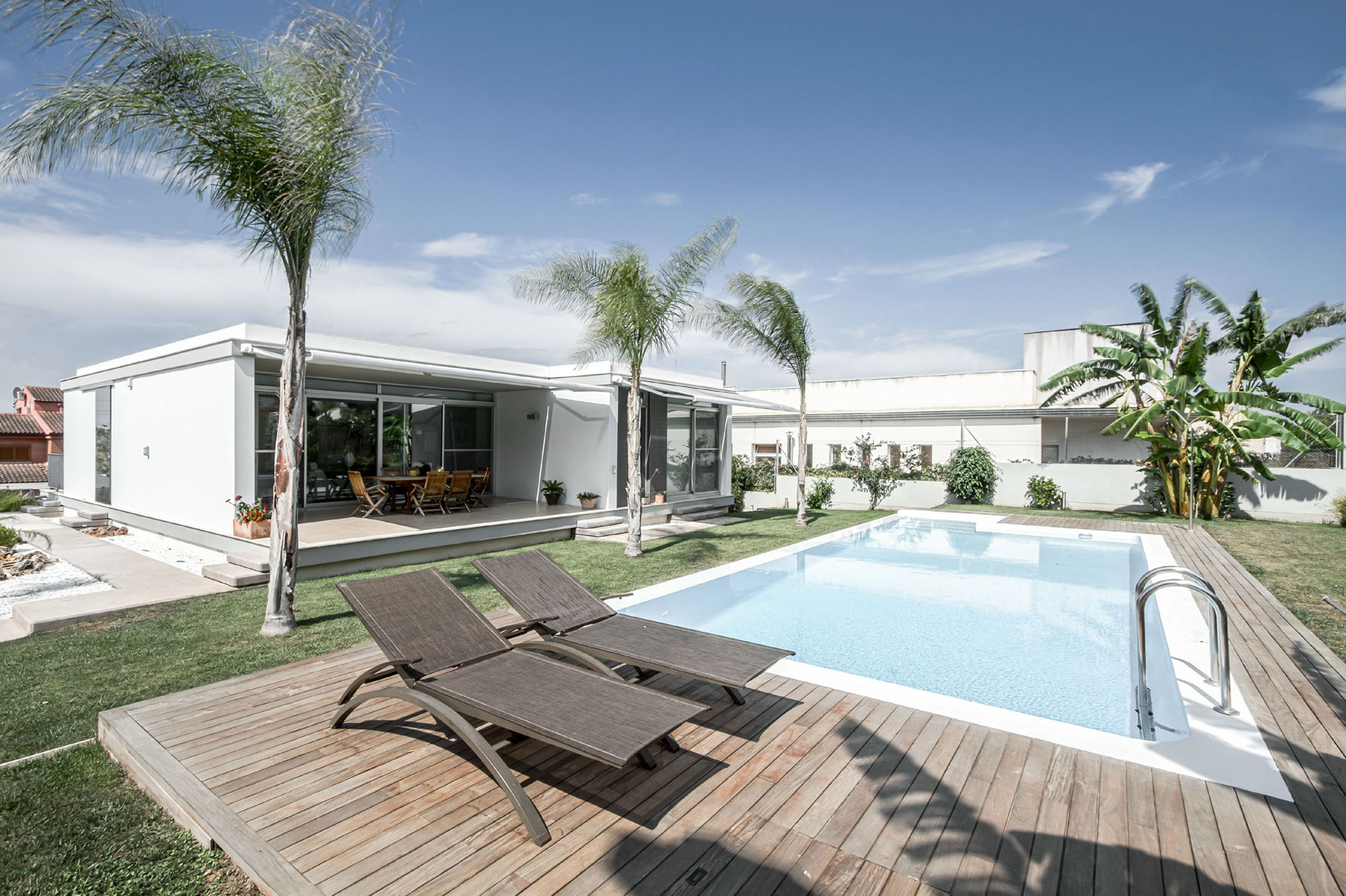 A Luminous Contemporary House with a Huge Pool in La Cañada by Cynthia Gea Pérez (1)
