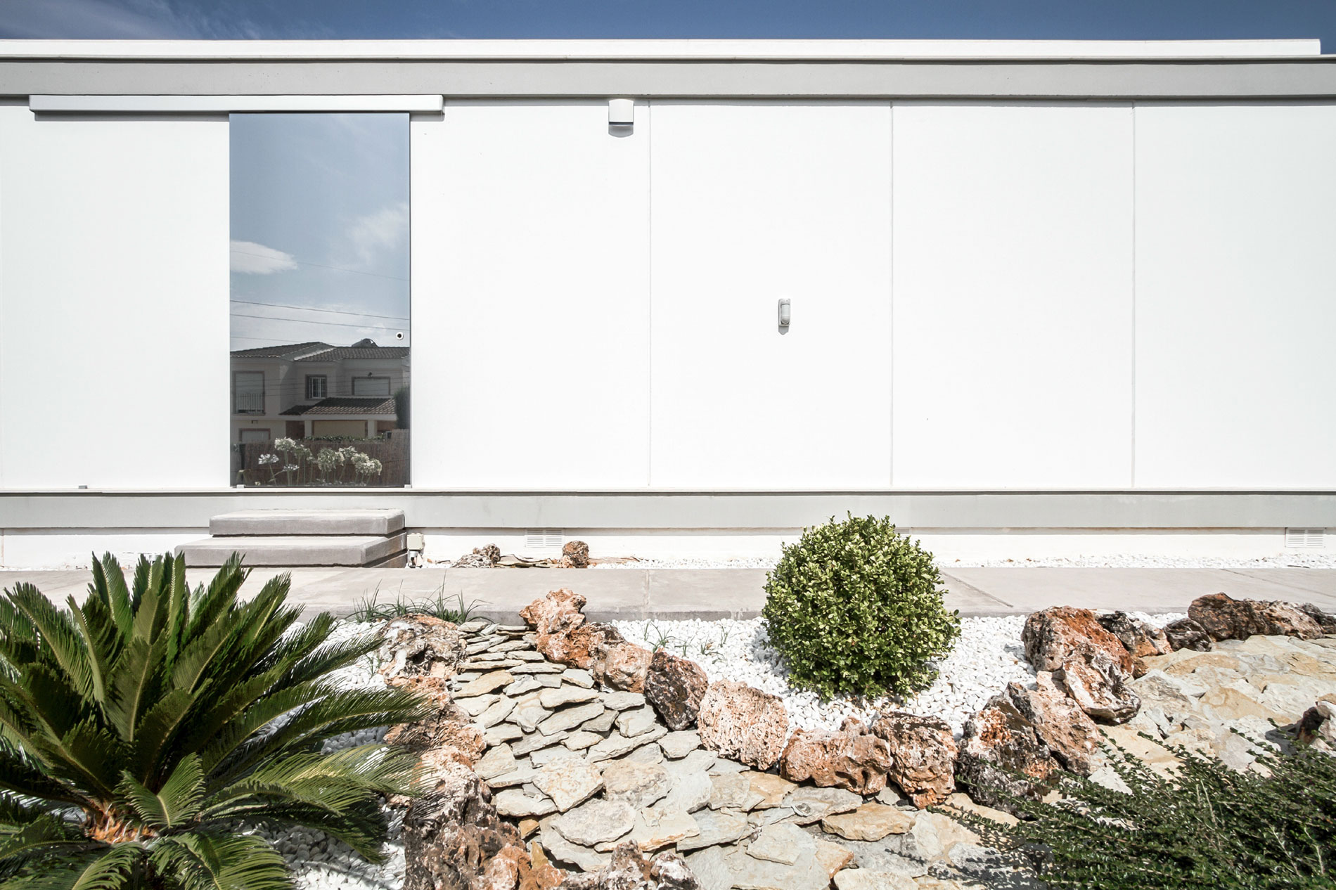 A Luminous Contemporary House with a Huge Pool in La Cañada by Cynthia Gea Pérez (10)