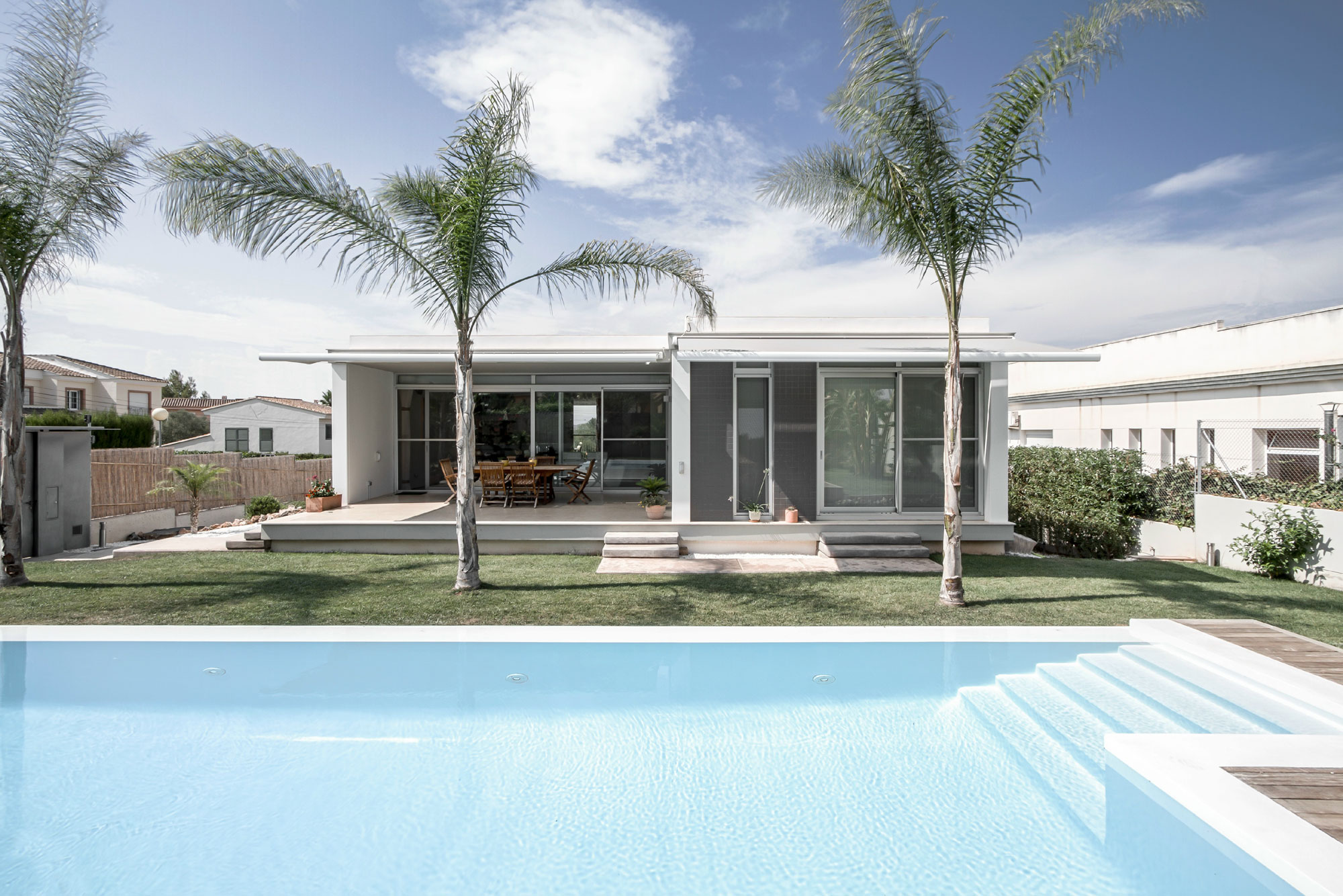 A Luminous Contemporary House with a Huge Pool in La Cañada by Cynthia Gea Pérez (2)