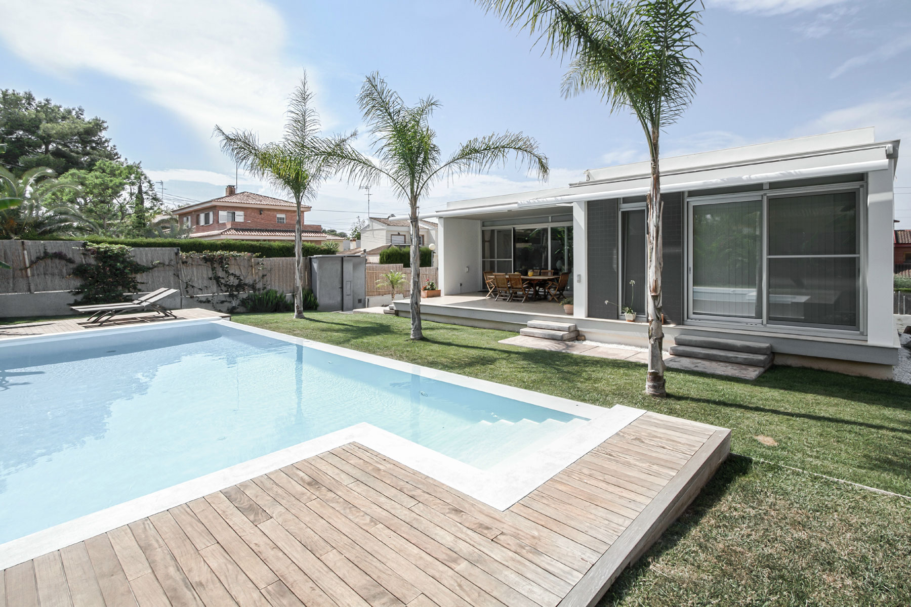 A Luminous Contemporary House with a Huge Pool in La Cañada by Cynthia Gea Pérez (3)