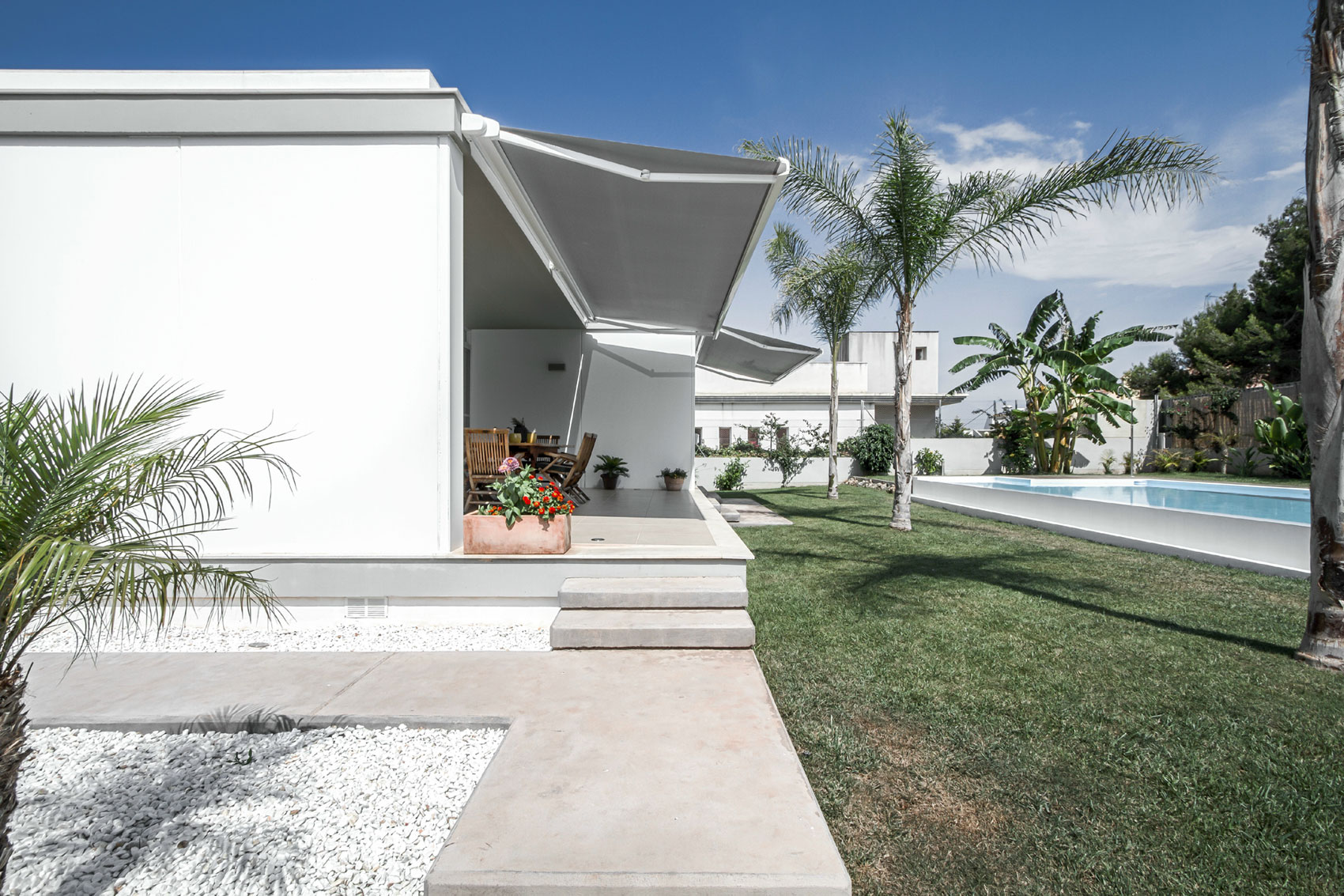 A Luminous Contemporary House with a Huge Pool in La Cañada by Cynthia Gea Pérez (4)