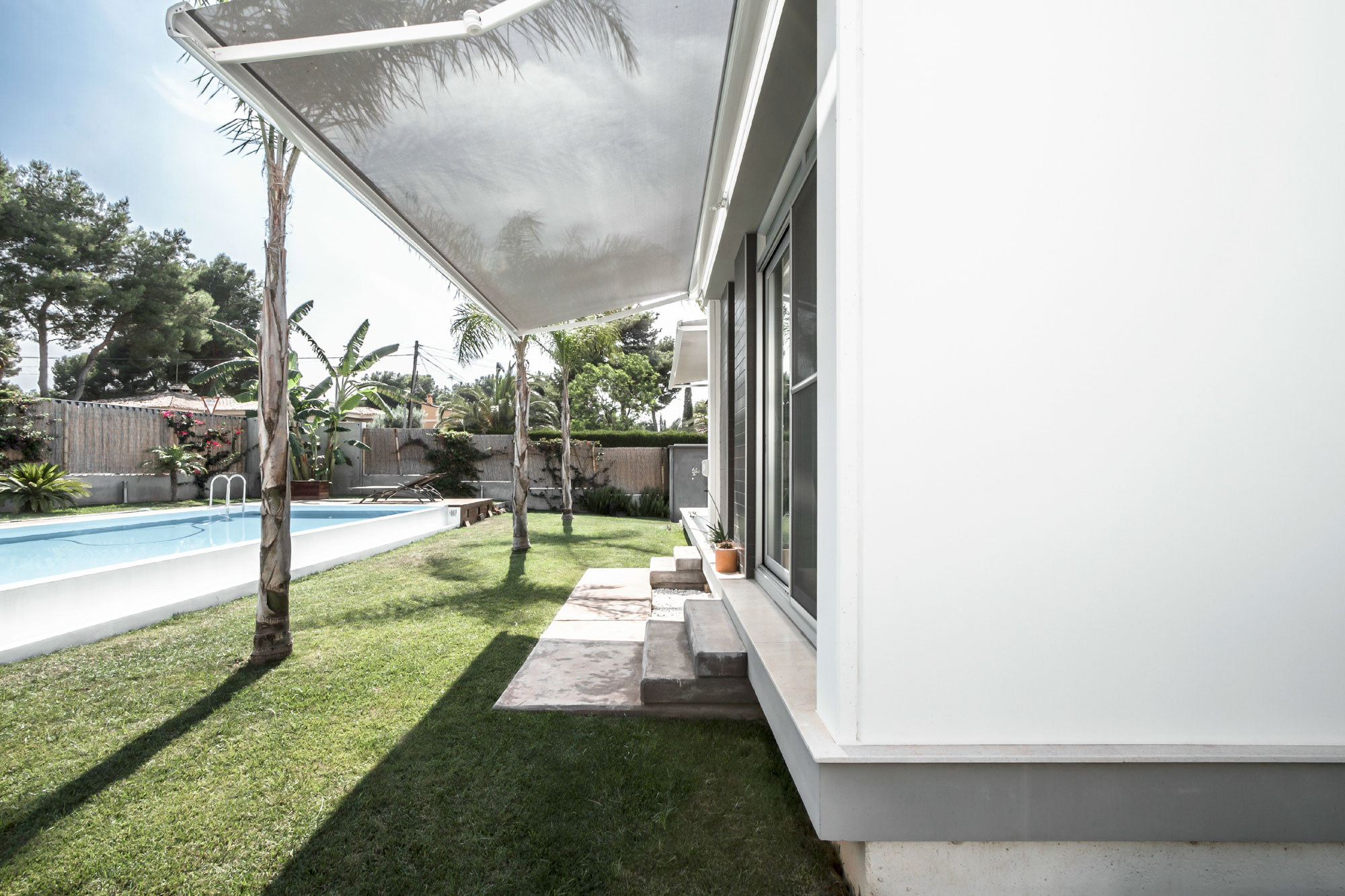 A Luminous Contemporary House with a Huge Pool in La Cañada by Cynthia Gea Pérez (5)