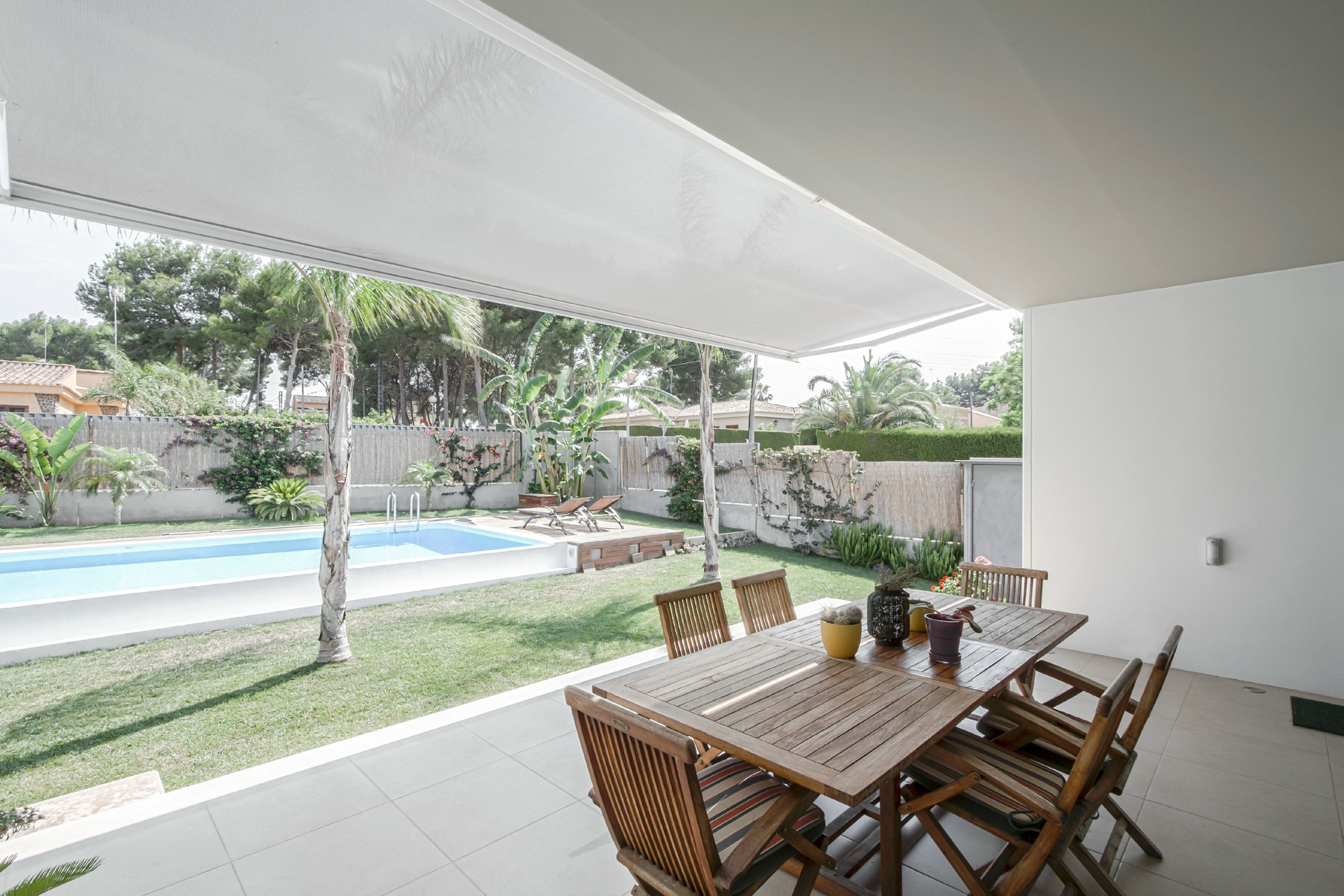 A Luminous Contemporary House with a Huge Pool in La Cañada by Cynthia Gea Pérez (6)