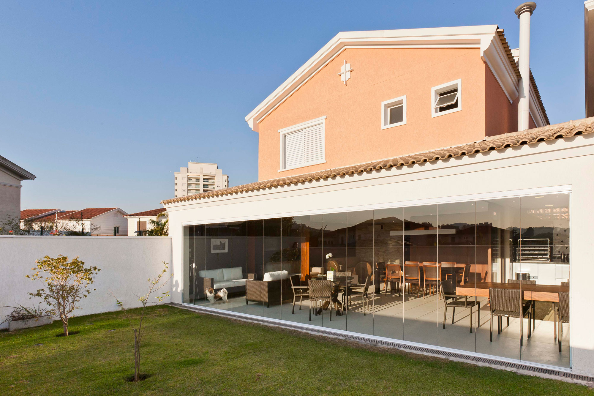 A Luminous Modern Home with Bright and Elegant Interiors in Tambore, Brazil by Conseil Brasil (1)