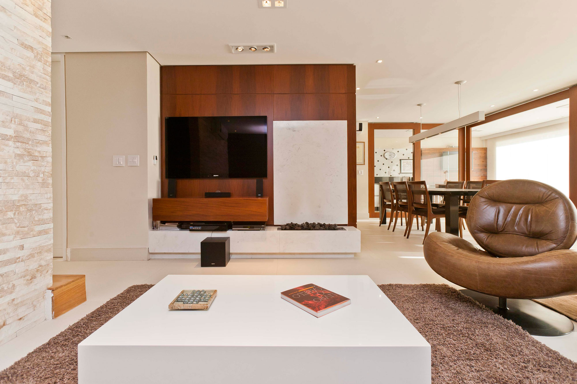 A Luminous Modern Home with Bright and Elegant Interiors in Tambore, Brazil by Conseil Brasil (10)