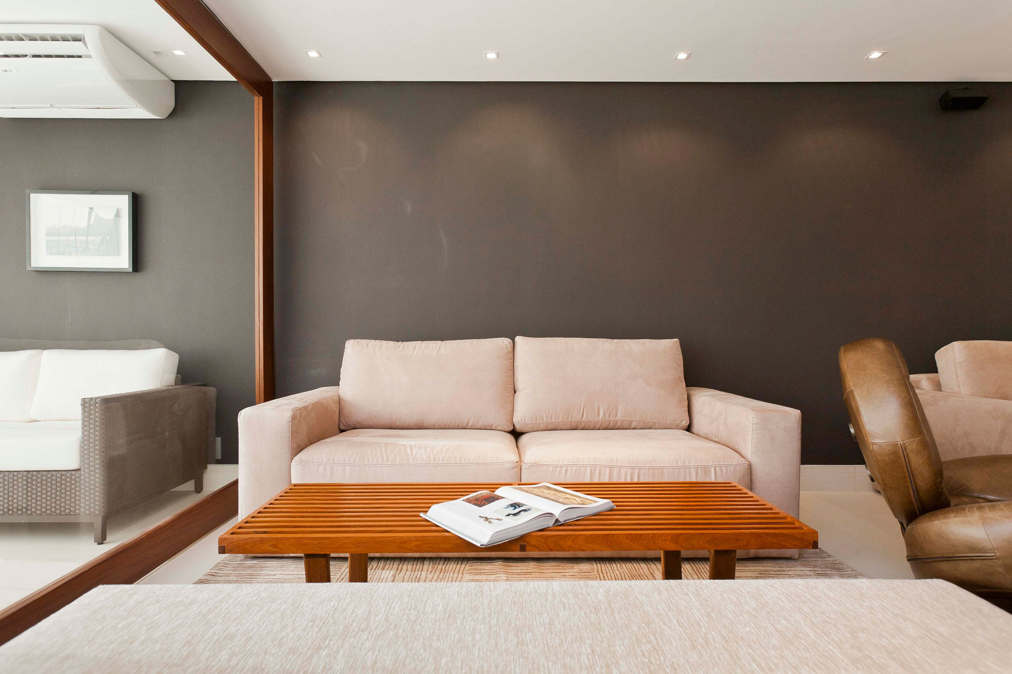 A Luminous Modern Home with Bright and Elegant Interiors in Tambore, Brazil by Conseil Brasil (11)