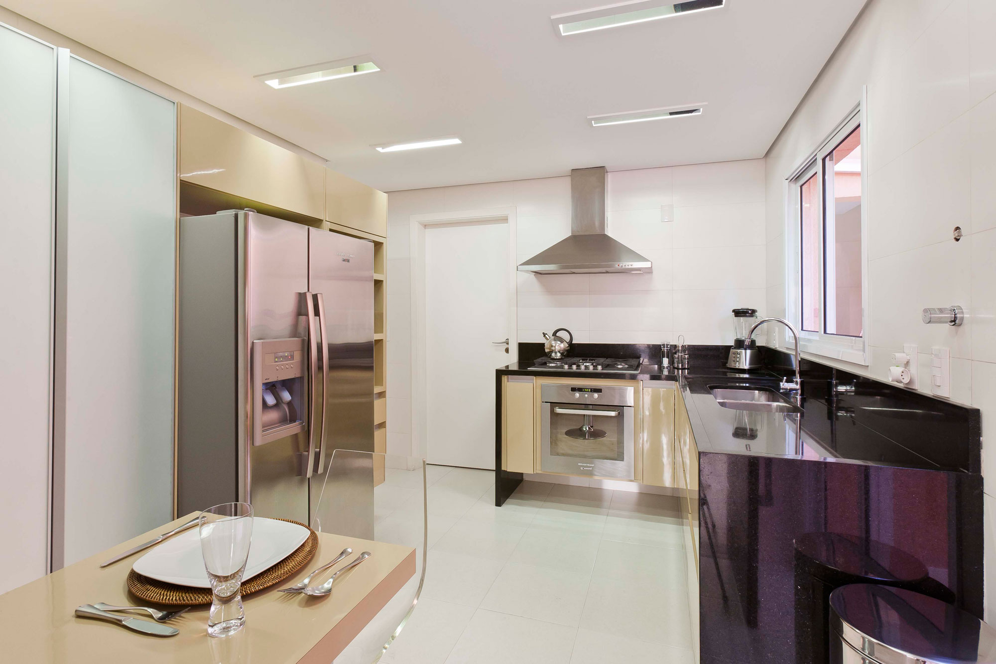 A Luminous Modern Home with Bright and Elegant Interiors in Tambore, Brazil by Conseil Brasil (12)