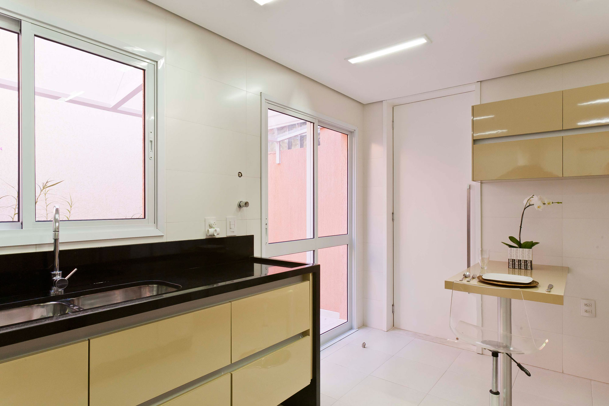 A Luminous Modern Home with Bright and Elegant Interiors in Tambore, Brazil by Conseil Brasil (13)