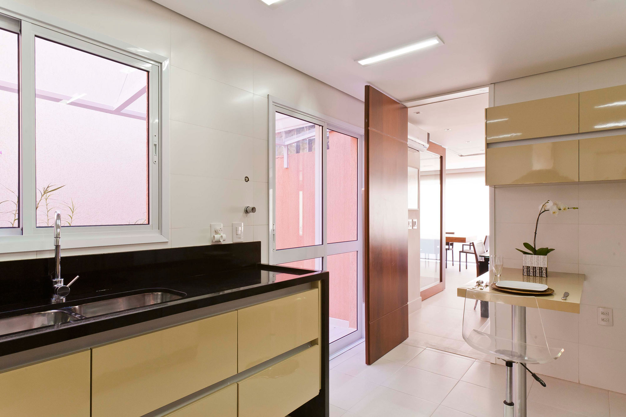 A Luminous Modern Home with Bright and Elegant Interiors in Tambore, Brazil by Conseil Brasil (14)