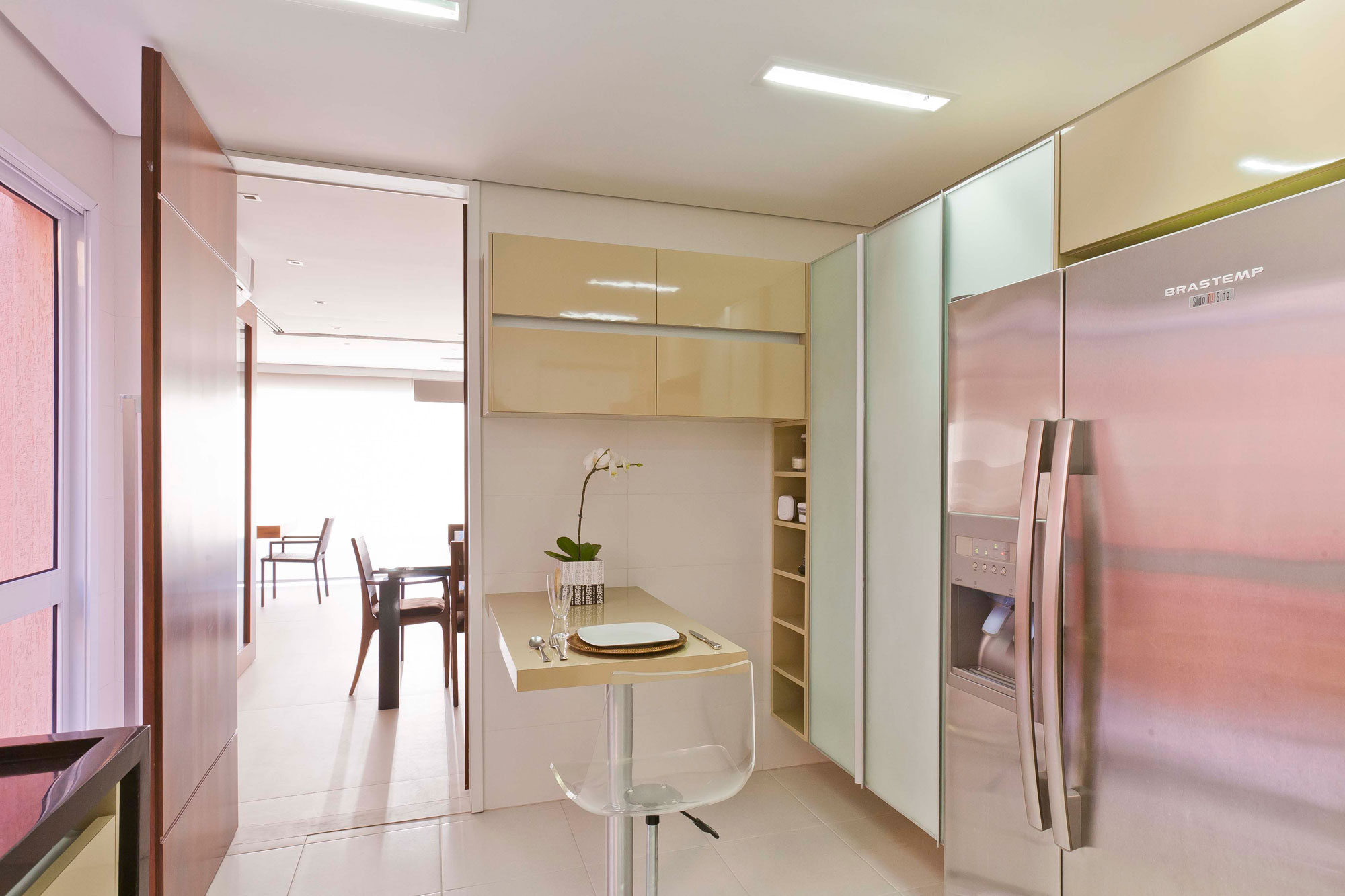 A Luminous Modern Home with Bright and Elegant Interiors in Tambore, Brazil by Conseil Brasil (15)