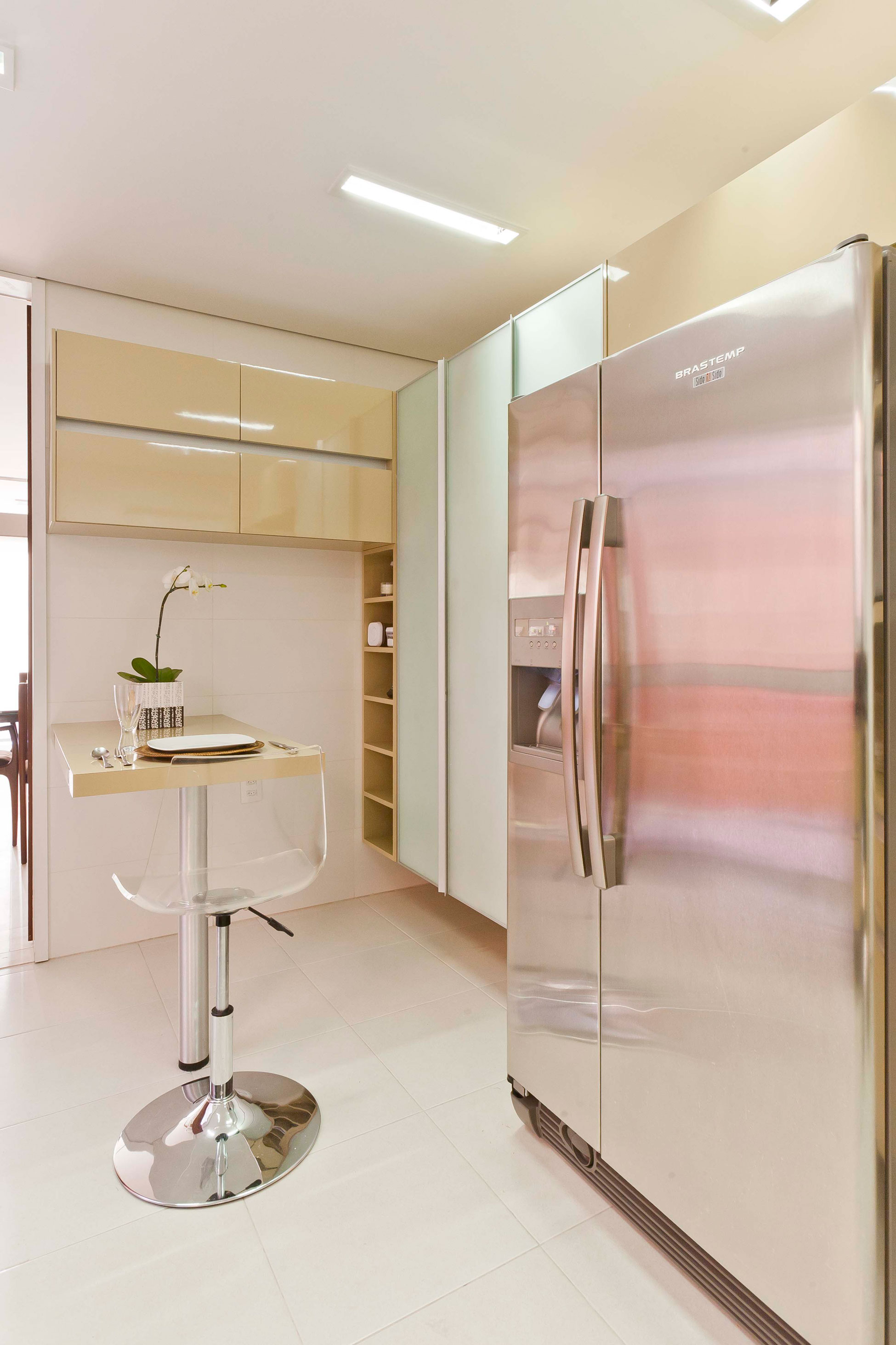 A Luminous Modern Home with Bright and Elegant Interiors in Tambore, Brazil by Conseil Brasil (16)