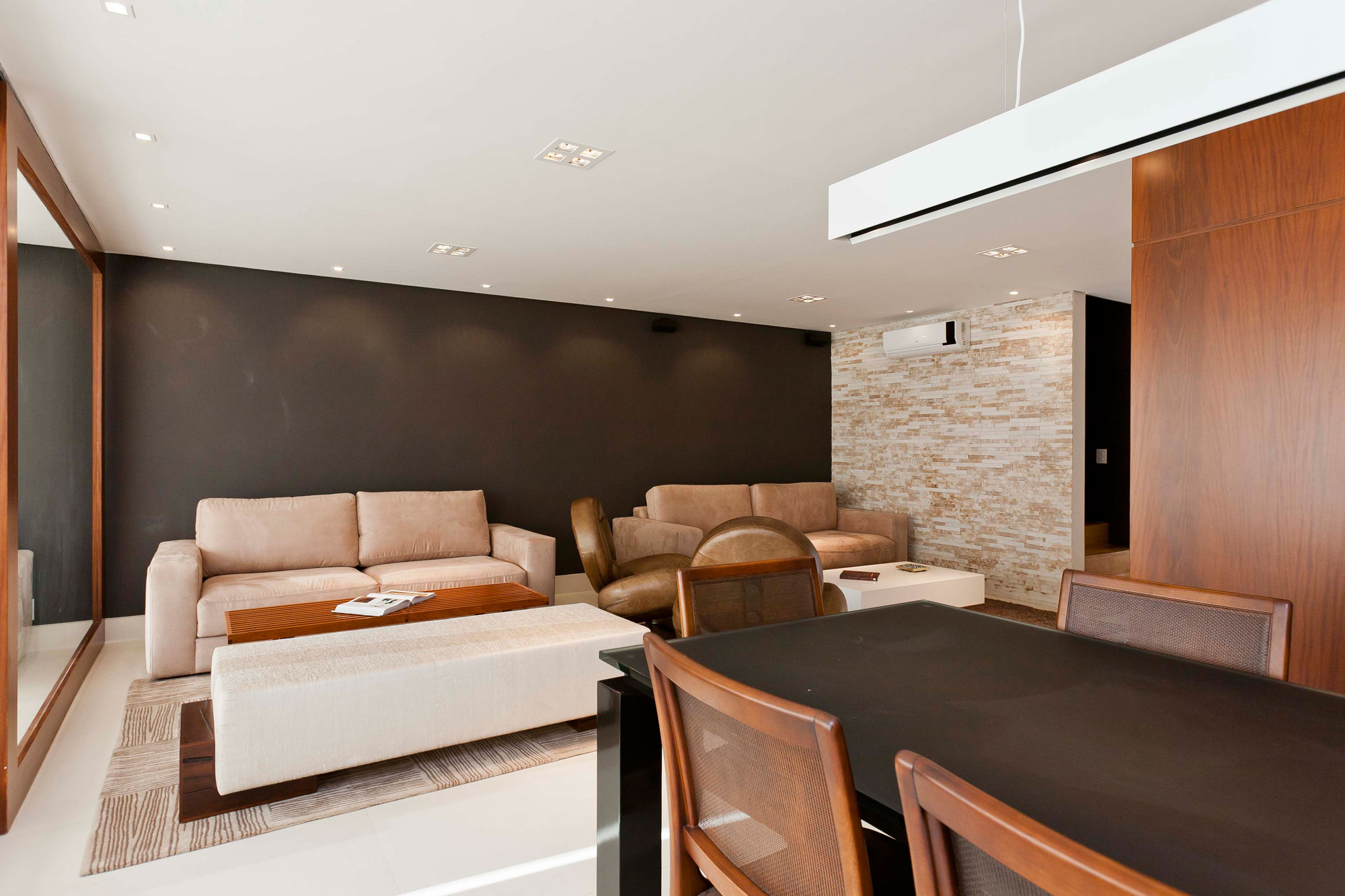 A Luminous Modern Home with Bright and Elegant Interiors in Tambore, Brazil by Conseil Brasil (18)