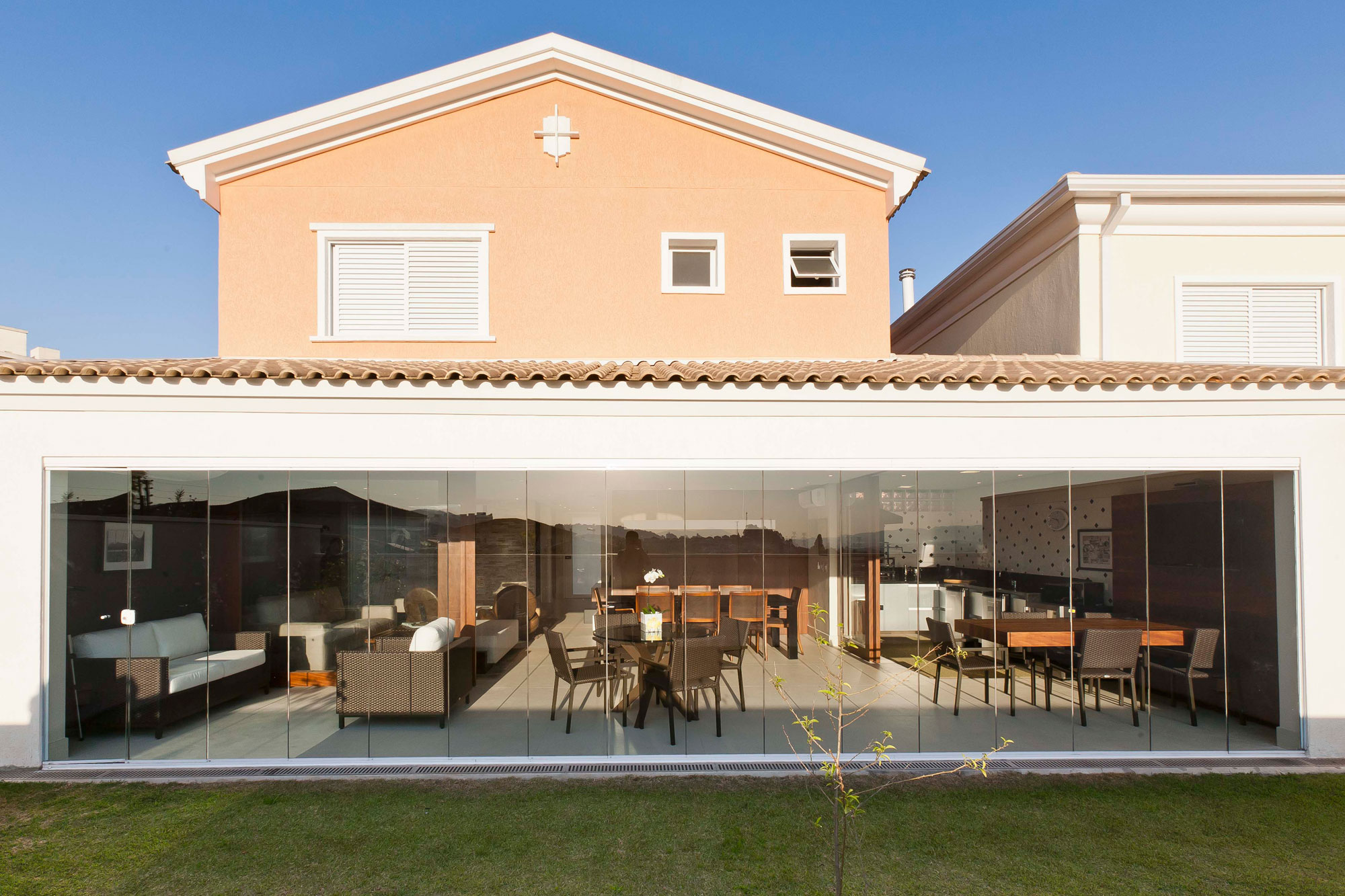 A Luminous Modern Home with Bright and Elegant Interiors in Tambore, Brazil by Conseil Brasil (2)