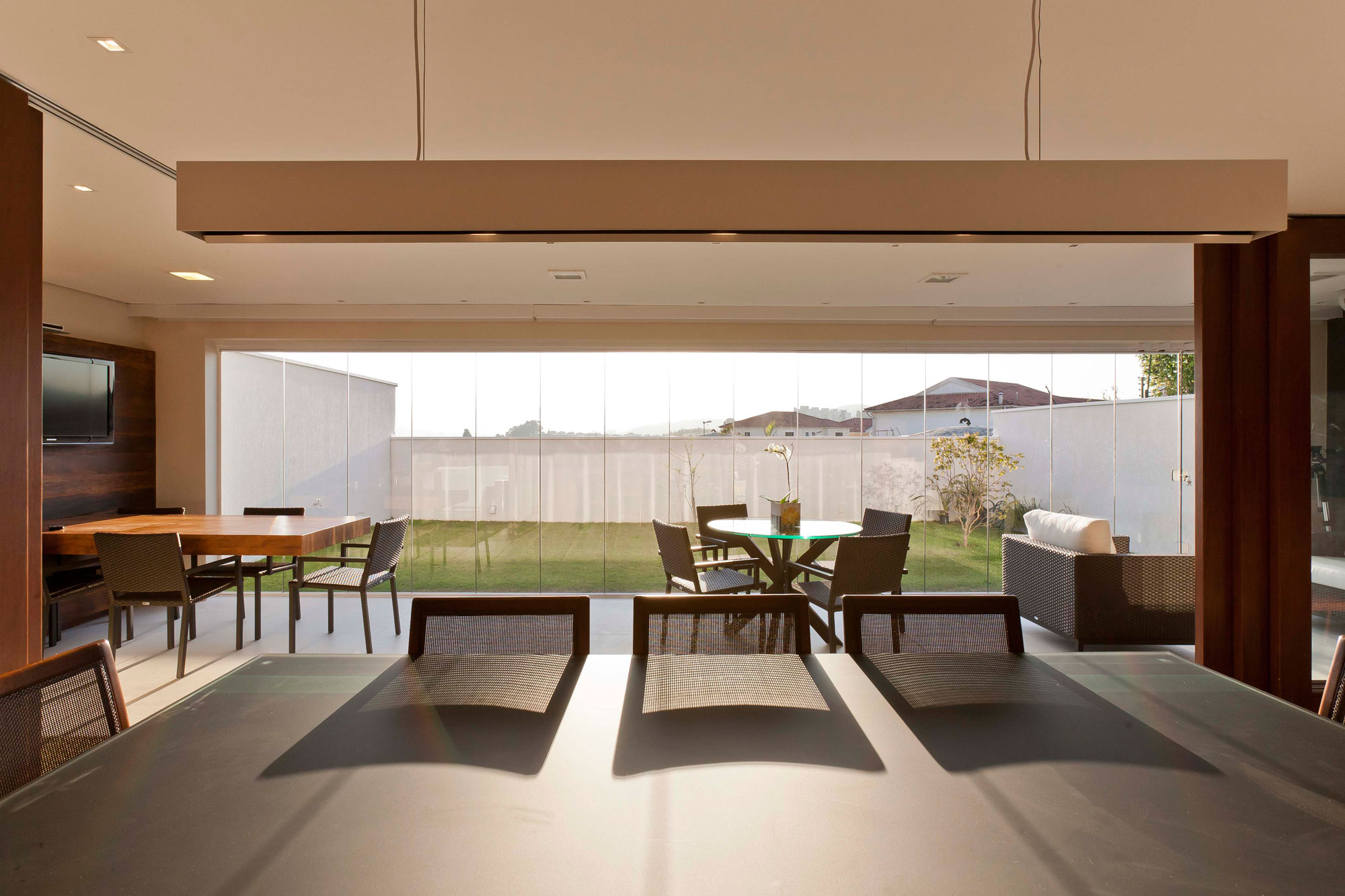 A Luminous Modern Home with Bright and Elegant Interiors in Tambore, Brazil by Conseil Brasil (21)